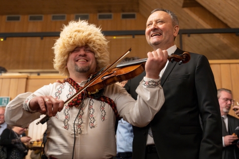 Vica Mitrovic, Pr&auml;sident des St.Galler Stadtparlaments, mit Geiger an Wahlfeier im Waaghaus